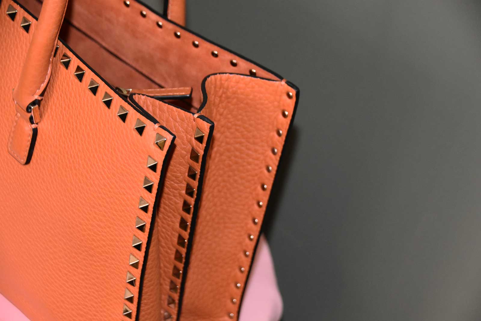 VALENTINO ORANGE ROCKSTUD SHOPPING BAG