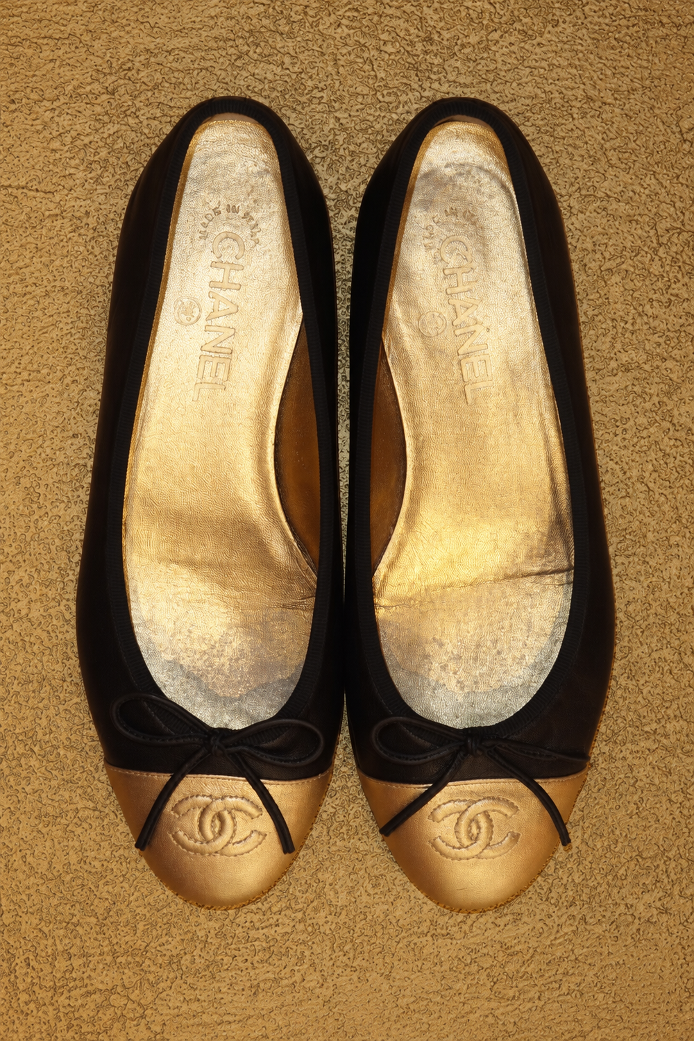 Chanel black and gold CC ballet flats, EU 38, upright front view