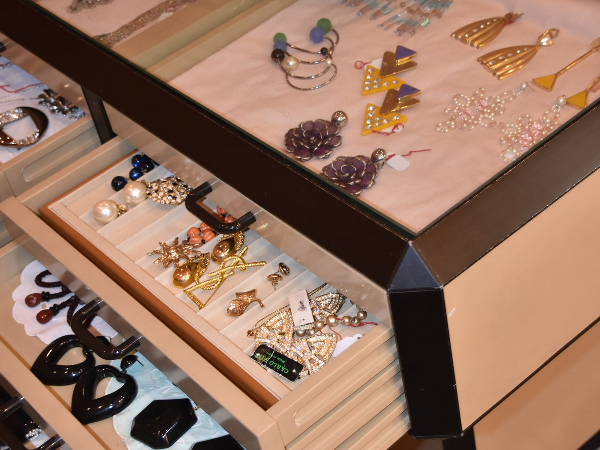 Vintage jewellery and accessories displayed at Gizeye