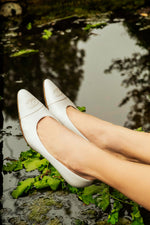 Load image into Gallery viewer, CHANEL VINTAGE WHITE LEATHER PUMPS
