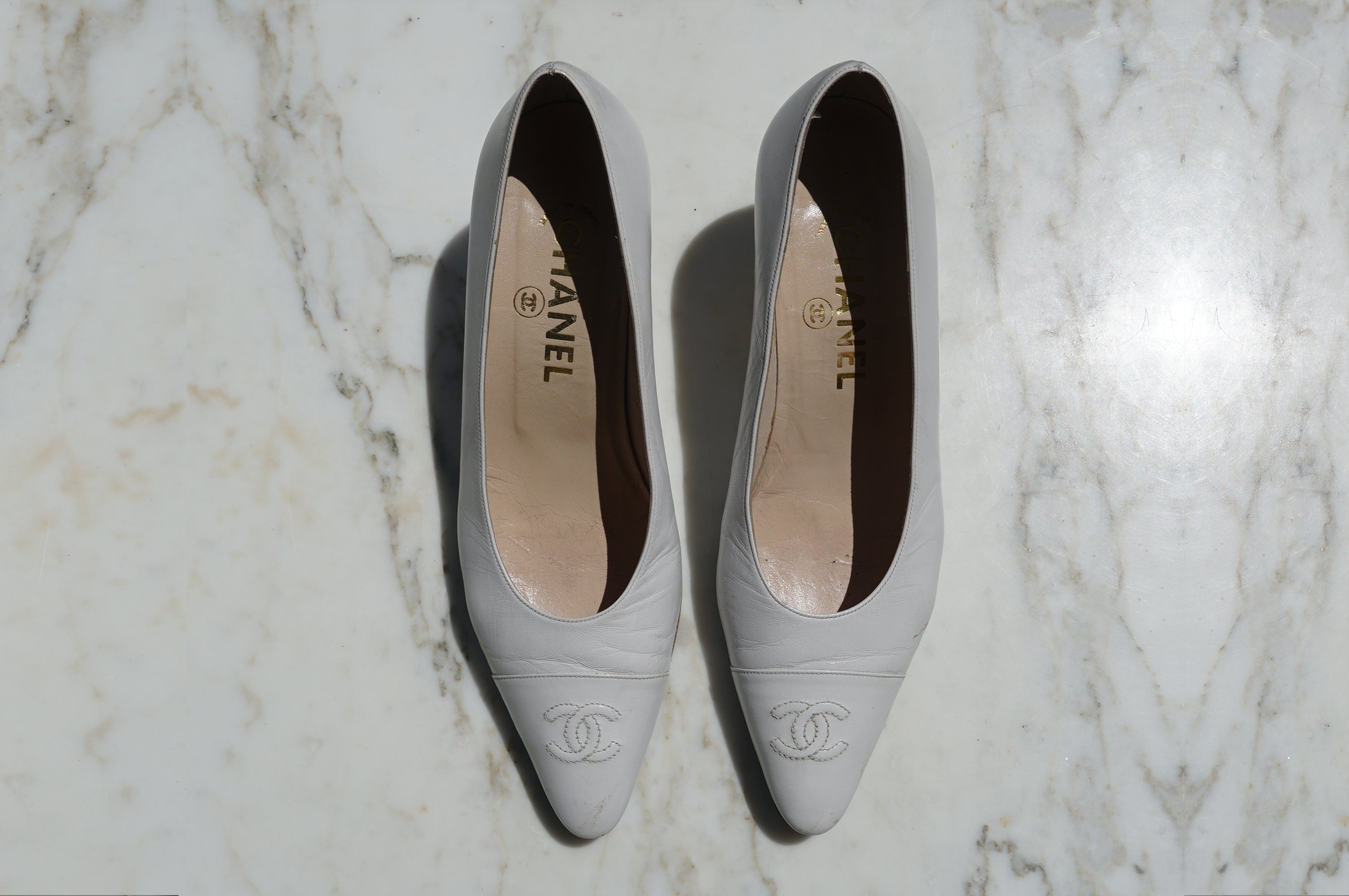 CHANEL VINTAGE WHITE LEATHER PUMPS