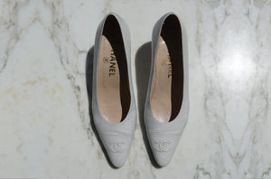 CHANEL VINTAGE WHITE LEATHER PUMPS