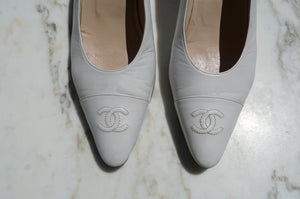 CHANEL VINTAGE WHITE LEATHER PUMPS