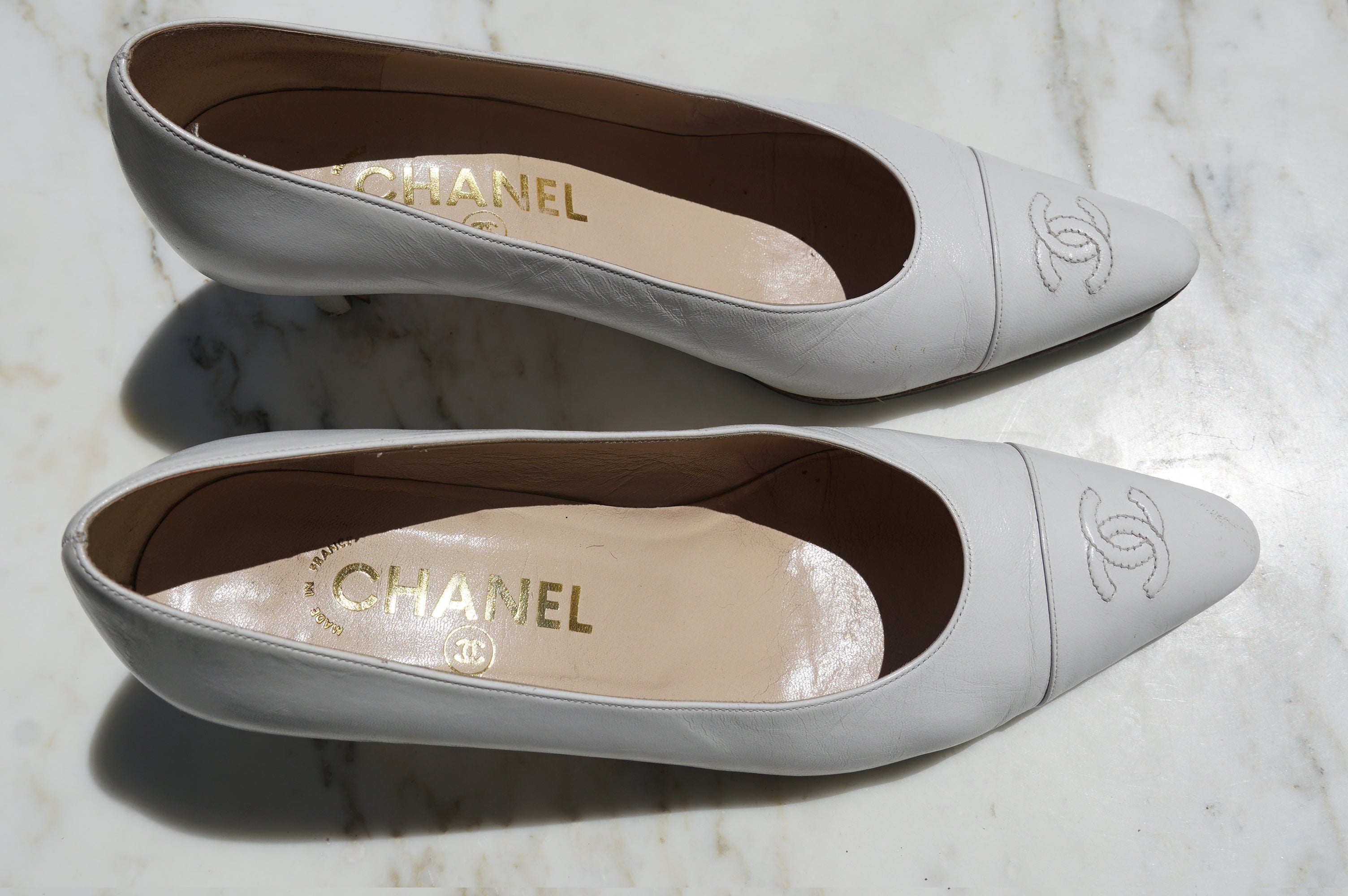 CHANEL VINTAGE WHITE LEATHER PUMPS