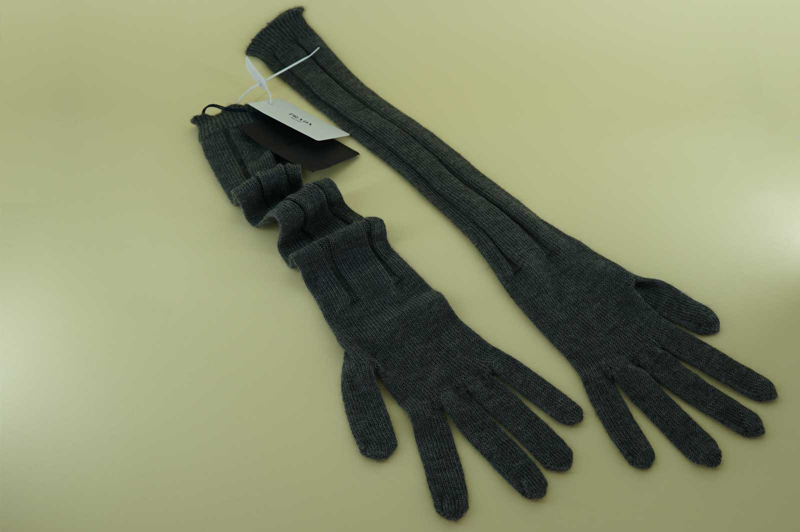 LONG CASHMERE PRADA GLOVES