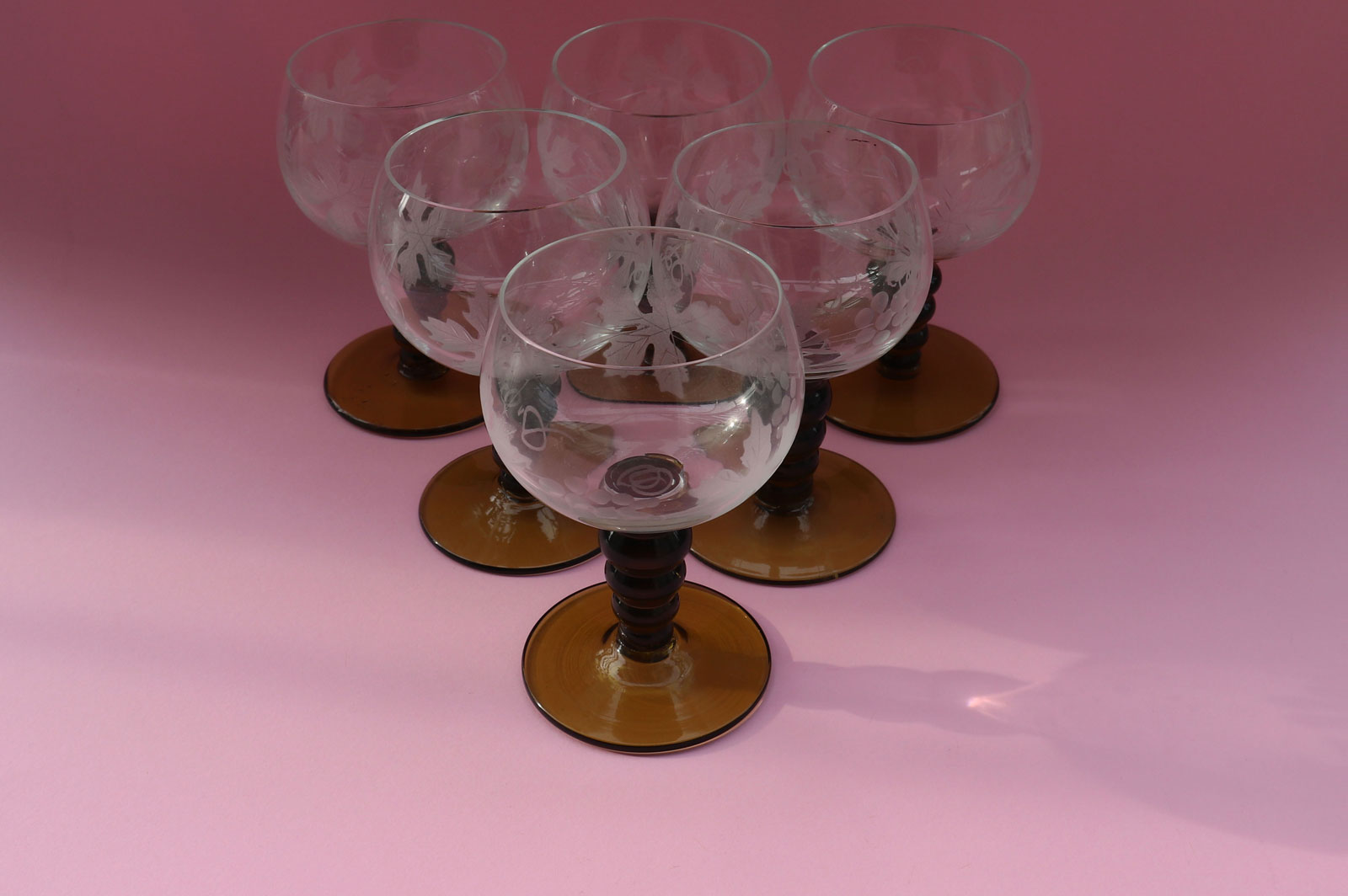 60'S WINE GLASSES WITH TRANSPARENT GRAPE LEAF MOTIF